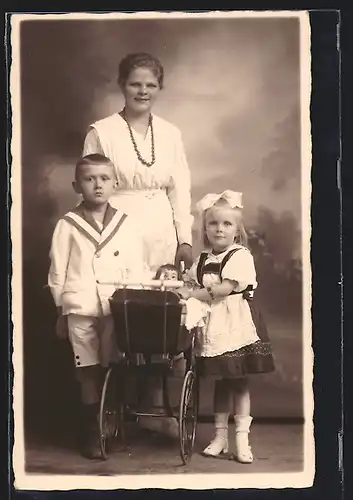 Foto-AK Hübsche Frau mit ihren beiden Kindern, Mädchen mit Puppenwagen