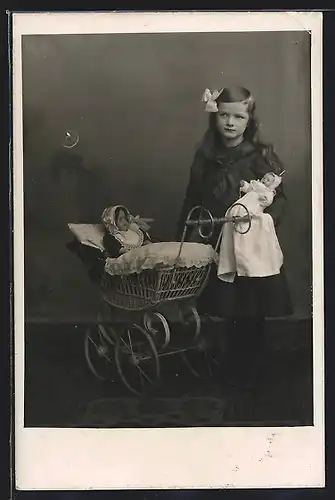 AK Kleines Mädchen mit Puppe und Puppenwagen