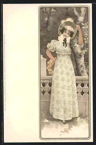 AK hübsche junge Frau im Federhut und elegantem Kleid an einem Baum stehend, Jugendstil