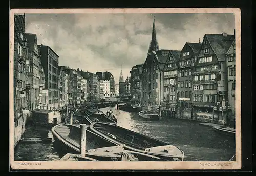 AK Alt-Hamburg, Flusspartie im Nikolaifleet mit angedockten Booten