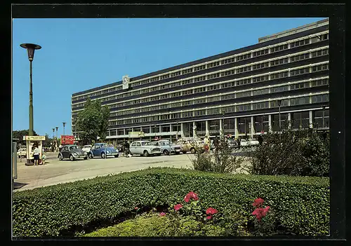 AK Saarbrücken, Blick auf das neue Bahnhofsgebäude mit Parkplatz