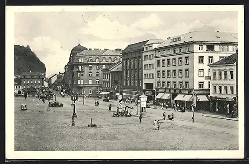 AK Aussig / Usti, Námestí, Marktplatz mit Litfasssäulen und Passanten