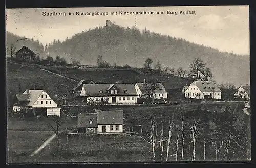 AK Saalberg im Riesengebirge, Ortspartie mit Kinderlandheim und Burg Kynast