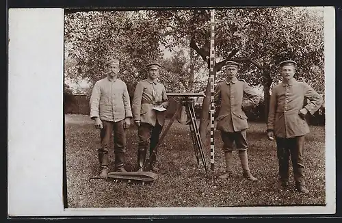 Foto-AK Soldaten des Vermessungstrupps in Uniform nebst Messgerät