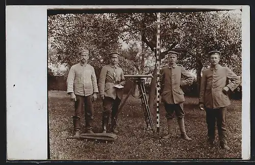 Foto-AK Soldaten des Vermessungstrupps in Uniform nebst Messgerät