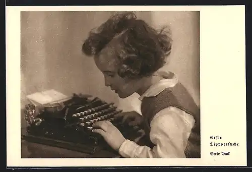 AK Junges Mädchen bei ihren ersten Tippversuchen an der Schreibmaschine