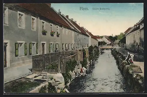 AK Floss, Untere Bachgasse, Strassenpartie am Bach, Wäscherin, Angler