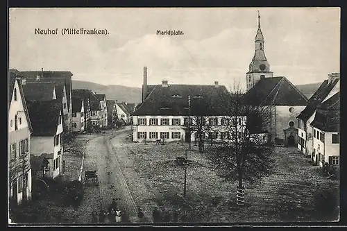 AK Neuhof /Mittelfranken, Marktplatz mit Gasthof-Brauerei und Kirche aus der Vogelschau