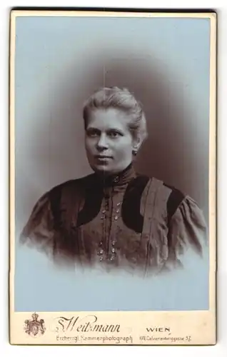 Fotografie S. Weitzmann, Wien, Calvarienberggasse 37, Feine Dame mit blondem Haar