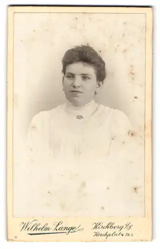 Fotografie Wilhelm Lange, Kirchberg i. S., Kirchplatz 39, Junge Frau in weissem Kleid