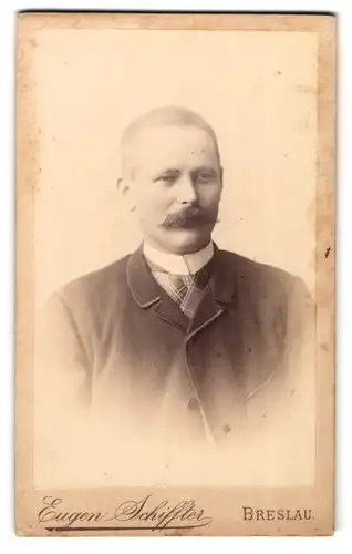 Fotografie Eugen Schiffler, Breslau, Gartenstrasse 15a, Mann mit Schnurrbart und kurzem Haar