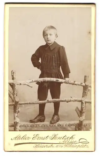 Fotografie Ernst Jentsch, Neisse, Kaiserstr., Junger mit schwarzem Gewand auf einer Holzbrücke