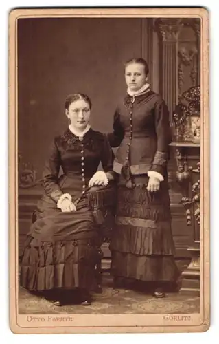 Fotografie Otto Faehte, Görlitz, Grüner Graben 24, Zwei Frauen in schwarzen Kleidern mit weissen Kragen