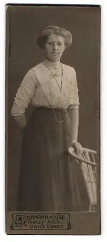 Fotografie Hermann Kluge, Unna i. Westf., Gutbürgerliche attraktive Dame mit langer Kette und Hochsteckfrisur