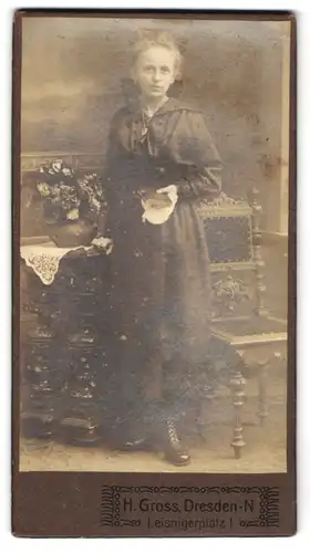 Fotografie H. Gross, Dresden, Leisnigerplatz 1, Junges hübsches Mädchen mit Schleife im Haar und Ohrringen