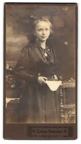 Fotografie H. Gross, Dresden, Leisnigerplatz 1, Hübsches Mädchen mit Schleife im Haar und Medaillon