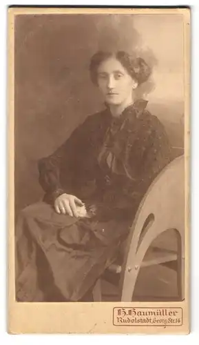 Fotografie H. Haumüller, Rudolstadt, Georg Str. 14, Gutbürgerliche junge Frau mit Ohrringen und ernstem Gesicht