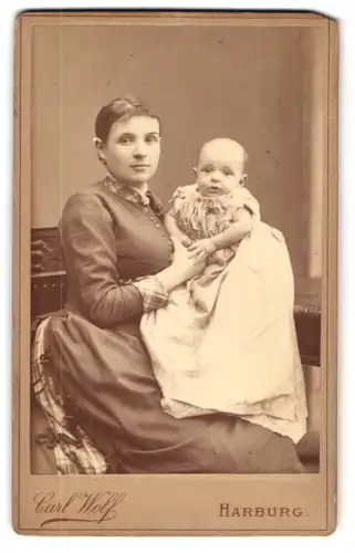 Fotografie Carl Wolf, Harburg, Am Kriegerdenkmal, Hübsche junge Frau mit ihrer kleinen süssen Tochter im Arm