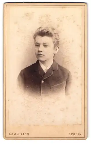 Fotografie E. Faehling, Berlin, Leipziger Str. 63a, Hübscher blonder Junge mit geschwungenen Augenbrauen
