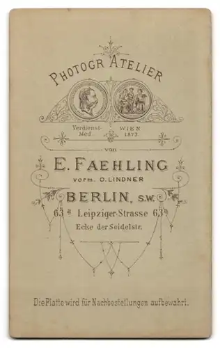 Fotografie E. Faehling, Berlin, Leipziger Str. 63a, Hübscher blonder Junge mit geschwungenen Augenbrauen