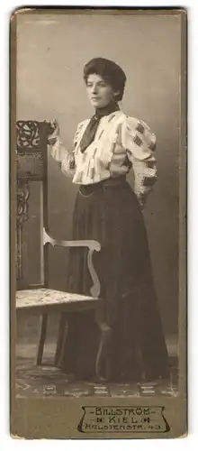 Fotografie Billström, Kiel, Holstenstr. 43, Elegante hübsche Frau in gemusterter Bluse und mit Halstuch