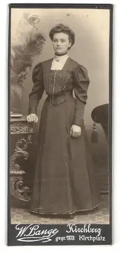 Fotografie W. Lange, Kirchberg, Kirchplatz, Junge attraktive Frau mit würdevoller Miene und Kette