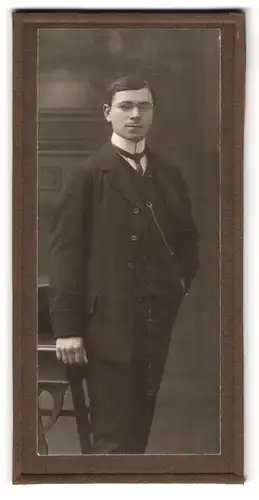Fotografie Samson & Co, Nürnberg, Karolinen Str. 55, Junger dunkelhaariger Mann mit Nickelbrille und Schnauzbart