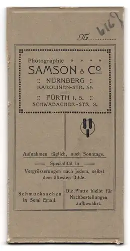 Fotografie Samson & Co, Nürnberg, Karolinen Str. 55, Junger dunkelhaariger Mann mit Nickelbrille und Schnauzbart