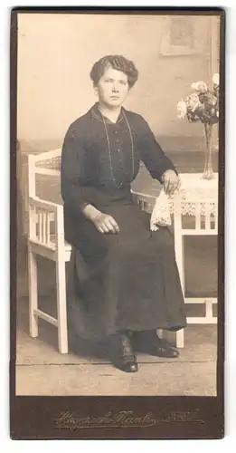 Fotografie Heinrich Ranft, Naila, Attraktive junge Frau mit welligen Haaren, Ohrsteckern und Kette