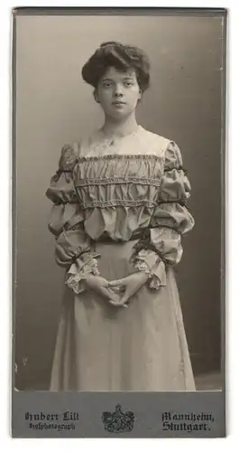 Fotografie Hubert Lill, Mannheim, Stadtpark 17-18, Junges gutaussehendes Mädchen mit Hochsteckfrisur und eleganten Kleid