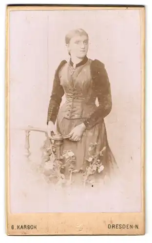 Fotografie G. Karsch, Dresden, Meissenerstr. 17, Junge gutaussehende Frau mit zurückgebundenen Haaren und Kreuzkette