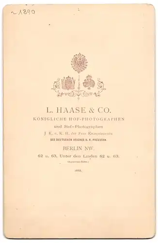 Fotografie L. Haase & Co., Berlin, gutbürgerliches Paar im Anzug und im Kleid posieren in einer Studiokulisse