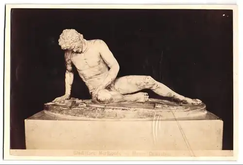 Fotografie unbekannter Fotograf und Ort, Statue: Galdiatore Moribonde, Museo Capitolino