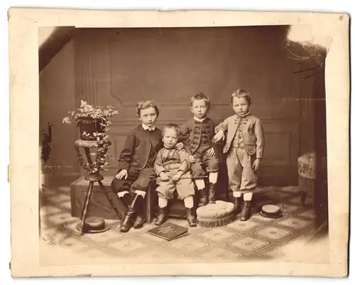 Fotografie unbekannter Fotograf und Ort, vier junge Knaben Brüder posieren im Atelier