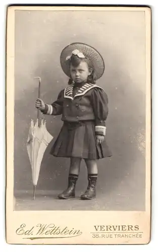 Fotografie Ed. Wettstein, Verviers, niedliches kleines Mädchen im Kleid mit Sommerhut und Schirm, Haarschleife