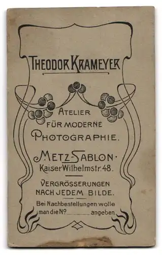 Fotografie Theod. Krameyer, Metz, kleines französisches Kind im Kleid mit Stock und Hut, Locken