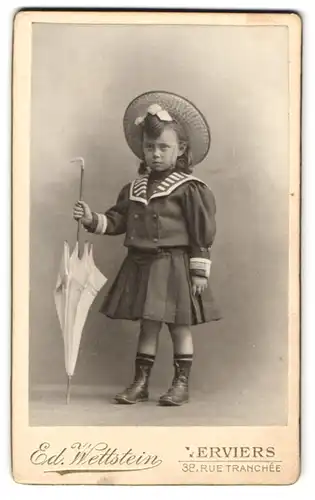 Fotografie Ed. Wettstein, Verviers, niedliches Mädchen mit Schirm und Sommerhut im Sommerkleid