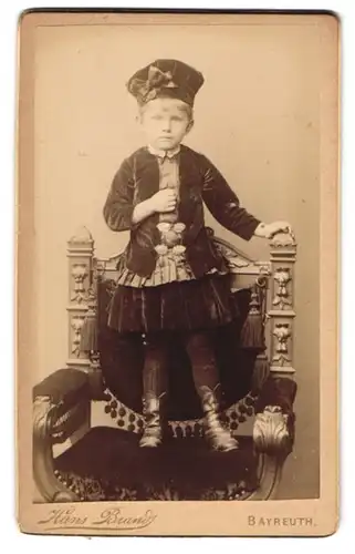 Fotografie Hans Brand, Bayreuth, junger Knabe Ludwig Lindner mit 3 Jahren im Kleid mit Mütze, 1887