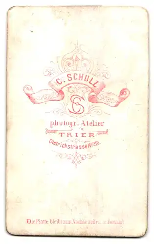 Fotografie C. Schulz, Trier, junge Frau im Kleid mit Gründerzeit Stuhl