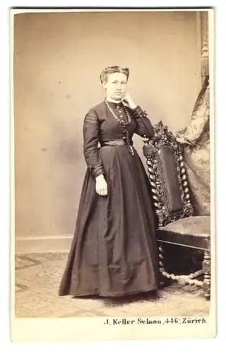 Fotografie J. Keller, Zürich, junge Frau im dunklen Kleid mit dicker Halskette