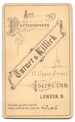 Fotografie Turner & Killick, London-Islington, älterer Herr im Anzug mit weissem Vollbart sitzend am Sekretär