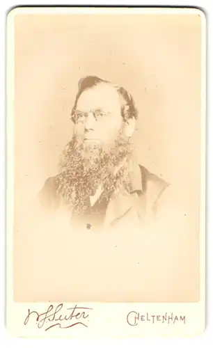 Fotografie H. F. Suter, Cheltenham, englischer Herr im Anzug mit Vollbart und Brille