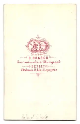 Fotografie C. Brasch, Berlin, Portrait Herr Richard Schulz im Anzug posiert vor einer Studiokulisse