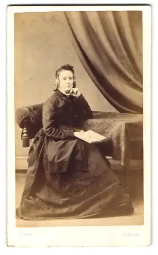 Fotografie E. T. Gibbs, Stroud, englische Dame im dunklen Kleid mit Haube und Locken