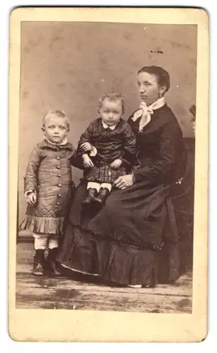 Fotografie F. Motschmann, Nürnberg, junge Mutter mit ihren beiden Kindern im Atelier, Mutterglück