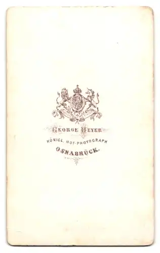 Fotografie George Heyer, Osnabrück, junger Mann im Anzug mit Fliege und Zylinder posiert im Atelier