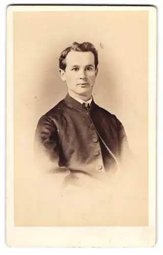 Fotografie J. P. Schmidt, Trier, junger Mann im Anzug