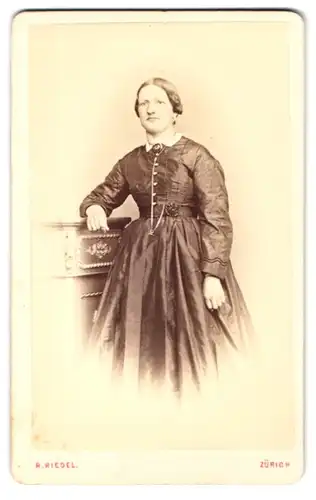 Fotografie R. Riedel, Zürich, Dame im glänzenden Kleid mit Halskette und Brosche