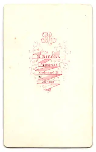 Fotografie R. Riedel, Zürich, Dame im glänzenden Kleid mit Halskette und Brosche