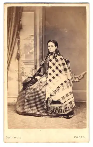 Fotografie Gottheil, London, junge Engländerin im karierten Kleid mit Poncho und Sommerhut, Korkenzieherlocken